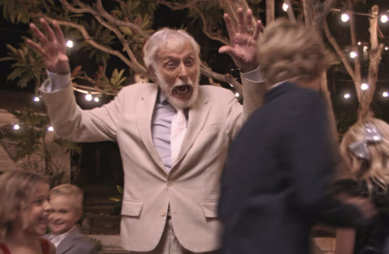 لم يتراجع شغفه بالكوميديا والأداء.. الممثل ديك فان دايك أتمّ الـ 100 عام