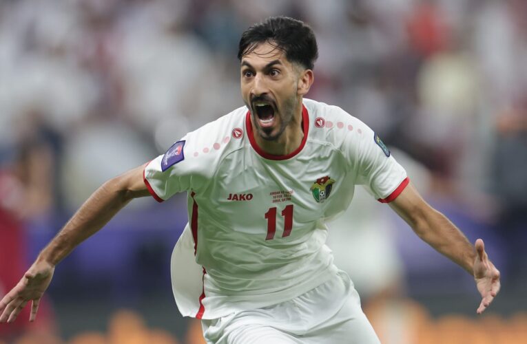 تصرف لافت من لاعبي منتخب الأردن تجاه يزن النعيمات خلال مباراة السعودية
