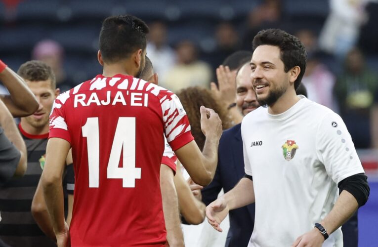 من الملعب.. الأمير الحسين والأمير هاشم يحتفلان مع لاعبي الأردن بالتأهل لنهائي كأس العرب