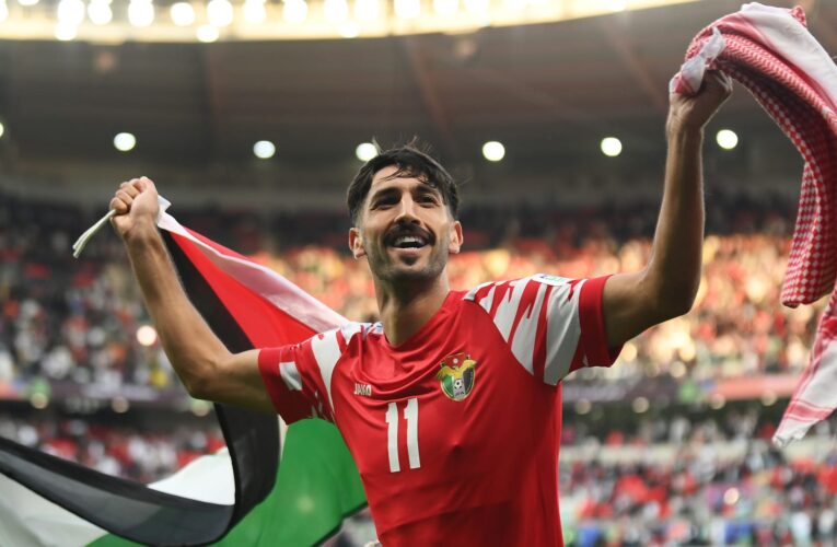 اطمأن عليه بعد إصابته.. يزن النعيمات ينشر صورًا من لقائه بولي العهد الأردني ويعلق