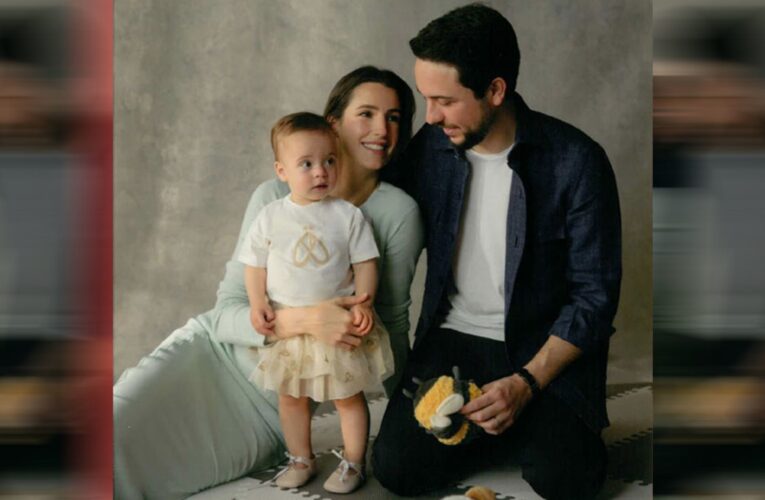 الأردن.. لقطة حضن ولي العهد لزوجته الأميرة رجوة ونظرتها له ببطاقة معايدة العام الجديد