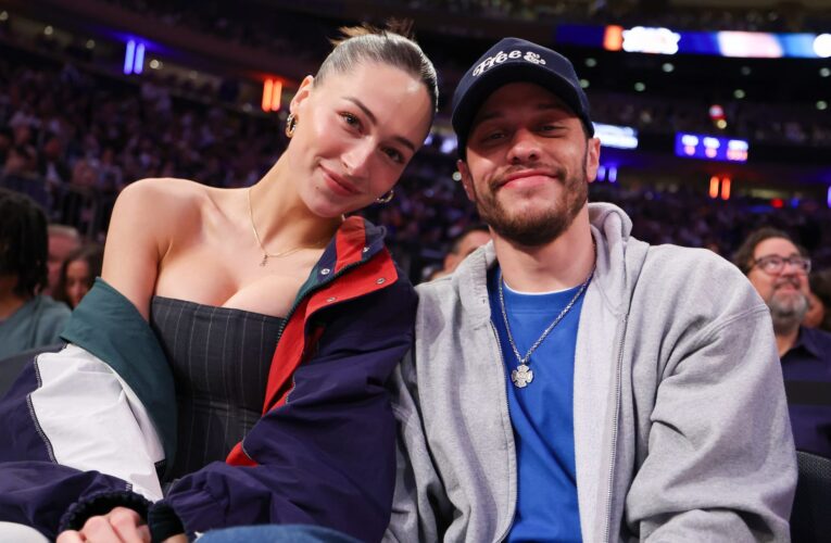 بيت ديفيدسون وشريكته إلسي هيويت يرحبان بطفلتهما الأولى