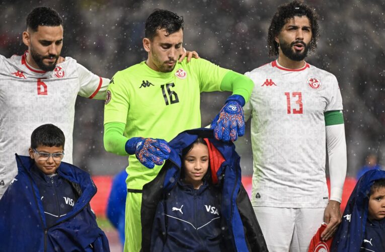 كأس إفريقيا.. “لفتة إنسانية” من لاعبي منتخب تونس تجاه الأطفال في مباراة أوغندا