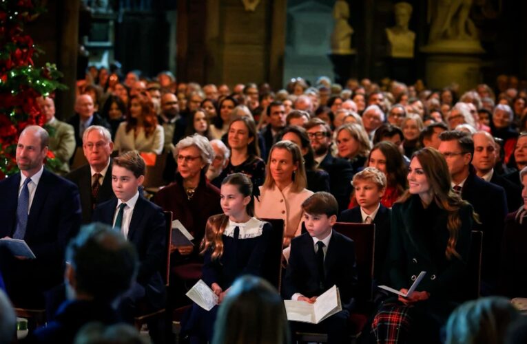 الأميرة كاثرين وابنتها تشارلوت تعزفان على البيانو سويًا في بداية احتفالات ليلة عيد الميلاد السنوية