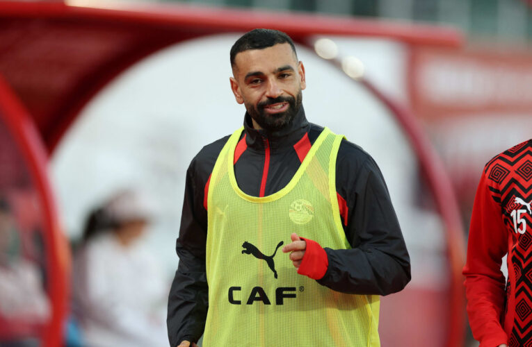 تصرف لافت من محمد صلاح مع حاملي الكرات في مباراة مصر وأنغولا