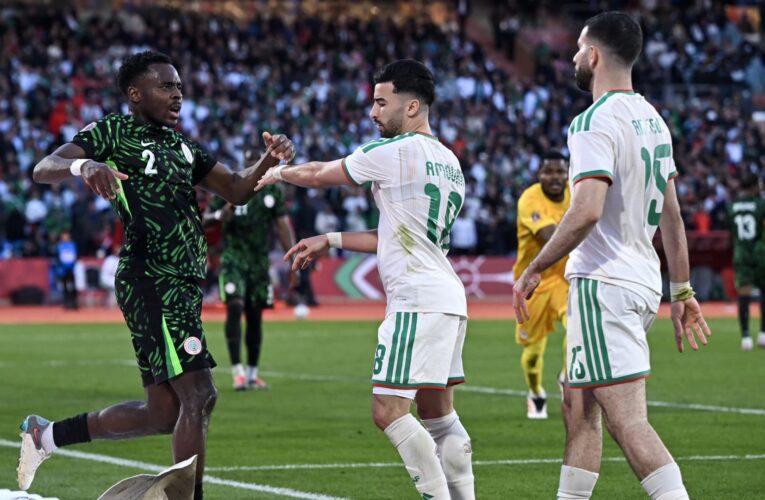 تحقيق في أحداث مباراتي المغرب والجزائر في كأس أفريقيا.. و”كاف” يهدد بالعقوبات