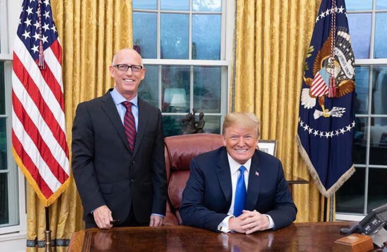 وصفه ترامب بـ “المؤثر العظيم”.. وفاة سكوت آدامز مبتكر سلسلة “ديلبرت” الكوميدية