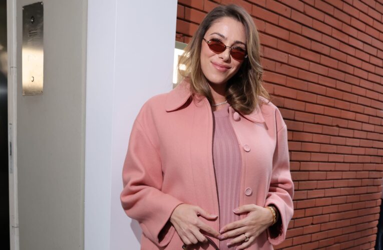 مع اقتراب ولادة طفلهما.. جلسة تصوير “دافئة” لدانييلا وناصيف