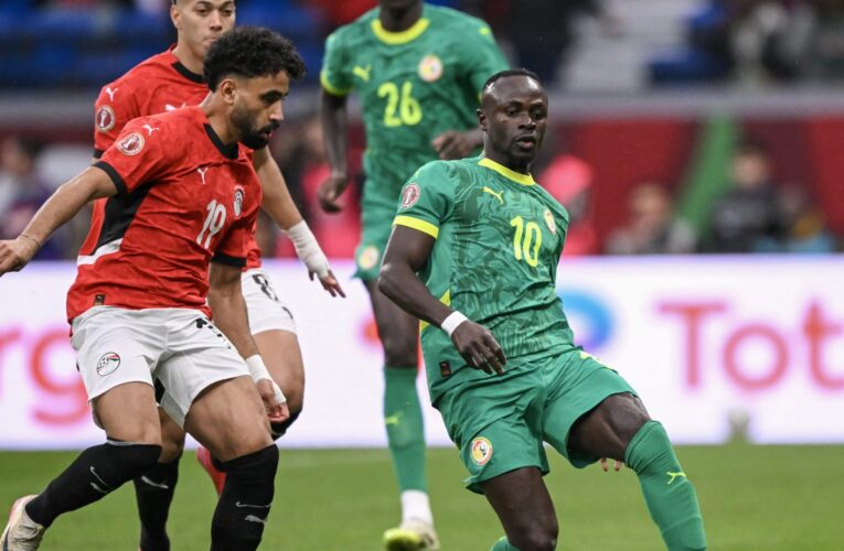 تصرف “صادم” من لاعبي منتخب مصر مع الحكم بعد الخسارة أمام السنغال