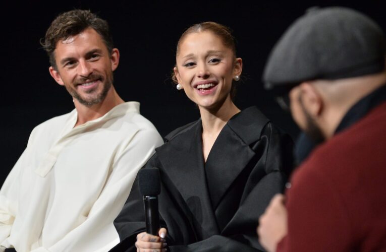 نجما “Wicked” أريانا غراندي وجوناثان بيلي يتعاونان مجددًا في مسرحية