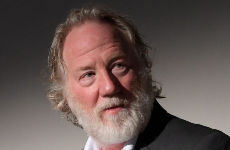 متهم بالاعتداء الجنسي على الأطفال… المخرج تيموثي بوسفيلد يسلم نفسه لسلطات نيو مكسيكو