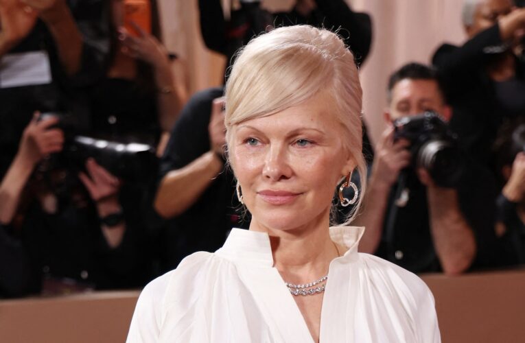 باميلا أندرسون شعرت بـ”الضيق الشديد” لجلوسها قرب سيث روغن في حفل غولدن غلوب