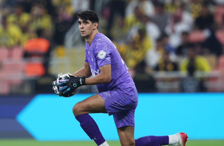 ياسين بونو يظفر بجائزة رياضية في السعودية.. وفريق الهلال يعلق