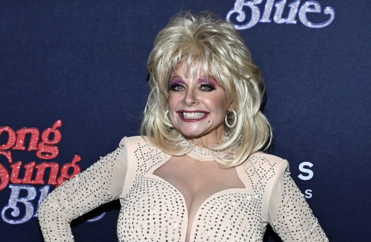 هكذا احتفلت دوللي بارتون بعيد ميلادها الـ 80