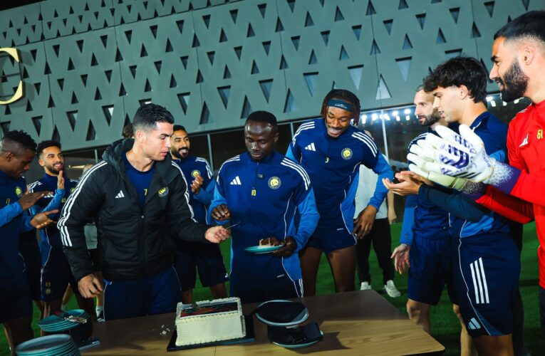 تصرف “طريف” من رونالدو خلال احتفاء لاعبي النصر بعودة ساديو ماني