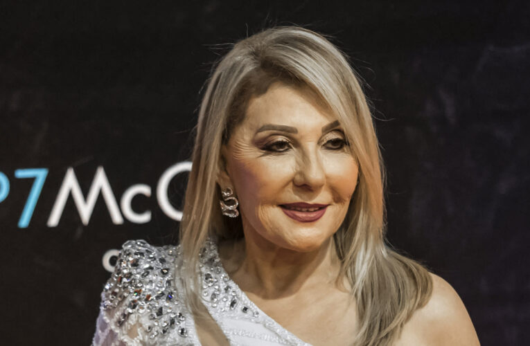 نادية الجندي تشارك صورة “نادرة” من بدايات مشوارها الفني