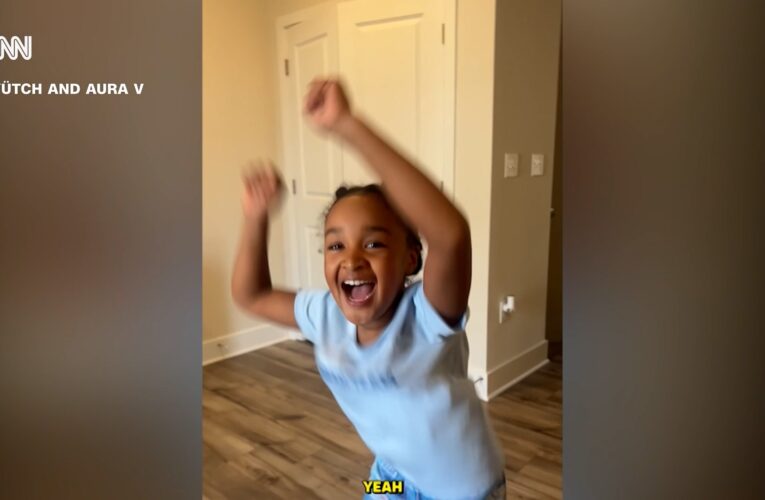 لحظة لا تُنسى.. شاهد رد فعل طفلة عند اكتشاف ترشحها لجائزة “غرامي”