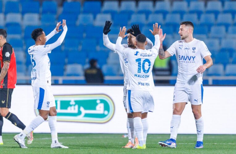 لفتة إنسانية مؤثرة من لاعبي الهلال تجاه أطفال خلال مباراة الرياض