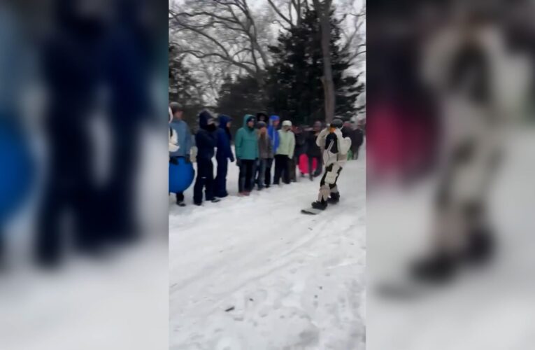 قفزة جريئة.. متزلج أولمبي يحلّق فوق الناس بمدينة نيويورك المغطاة بالثلوج