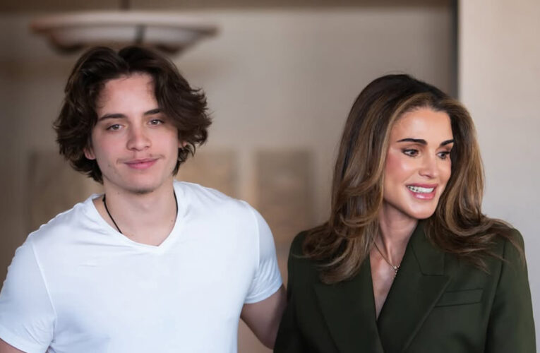 مع اقتراب عيد ميلاده الـ21.. الملكة رانيا في صورة مع ابنها الأمير هاشم بن عبدالله في واشنطن