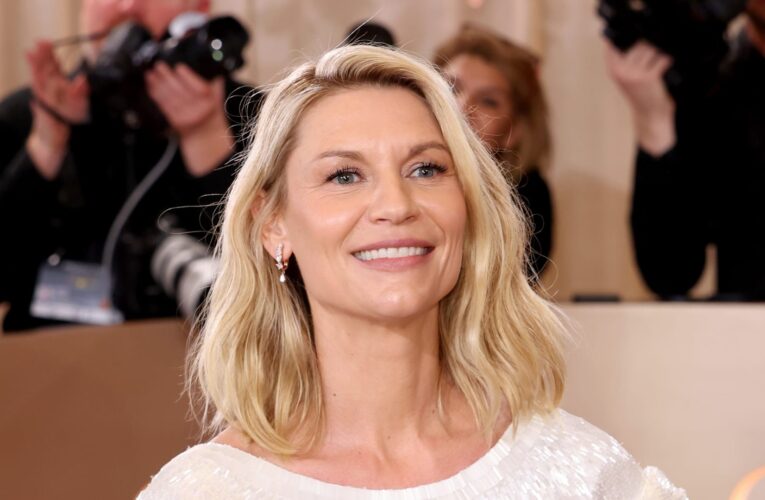 نجمة “Homeland” كلير دينس “انهارت تمامًا” عندما علمت بحملها في سن الـ 44