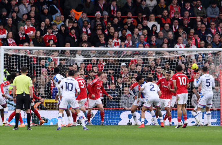 تصرف “صادم”.. لاعب في البريميرليغ يتقمص دور الحارس ويبعد الكرة بيده عن مرماه