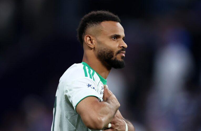 الدوري السعودي.. تصرف “لافت” من علي مجرشي مع جماهير الهلال بعد طرده