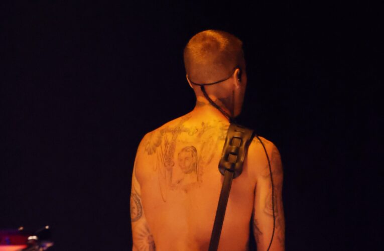 جاستن بيبر يكشف عن وشم لصورة زوجته هايلي في حفل غرامي