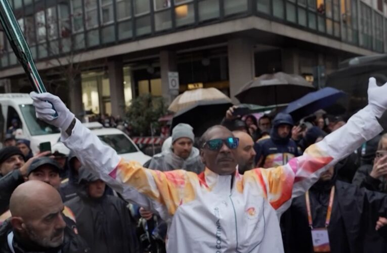 شاهد.. سنوب دوغ يشارك في حمل الشعلة الأولمبية في إيطاليا