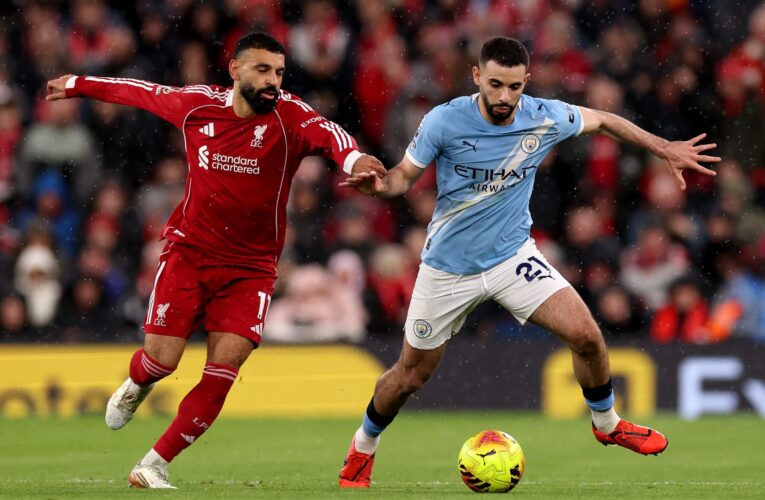 لقطة جدلية.. لاعب مانشستر سيتي يمزق قميص محمد صلاح