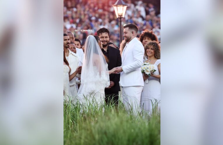 شاهد.. عروسان يفاجئان العالم بزفافهما خلال عرض باد باني في “سوبر بول”