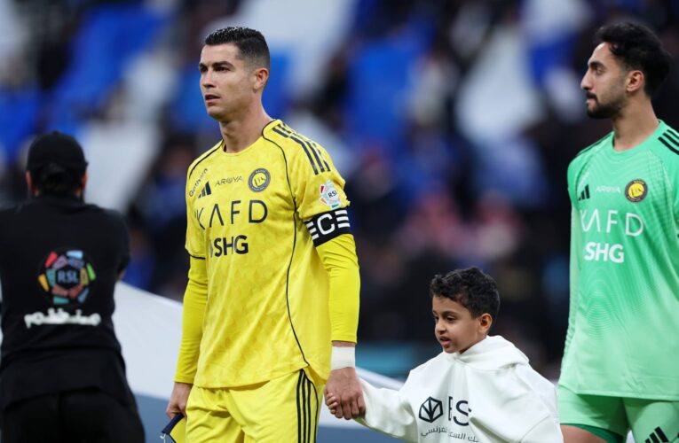 احتفالاً بيوم التأسيس.. رونالدو يرتدي البشت السعودي بعد مباراة النصر والحزم