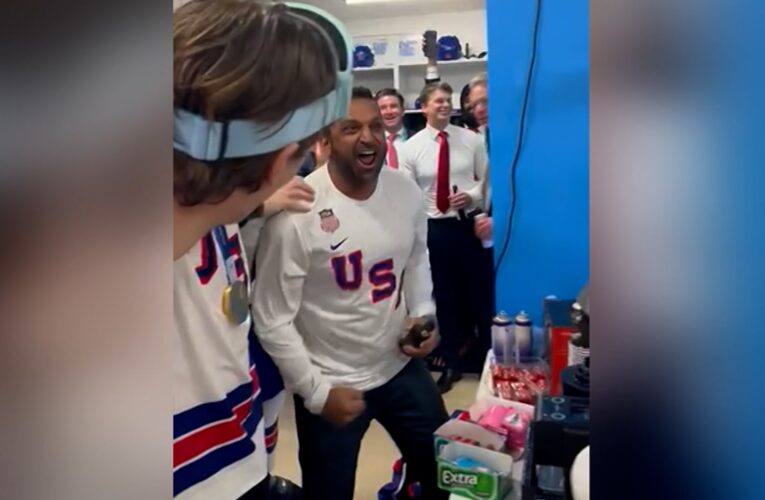 مدير FBI يحتفل مع فريق الهوكي الأمريكي بعد فوزه على كندا