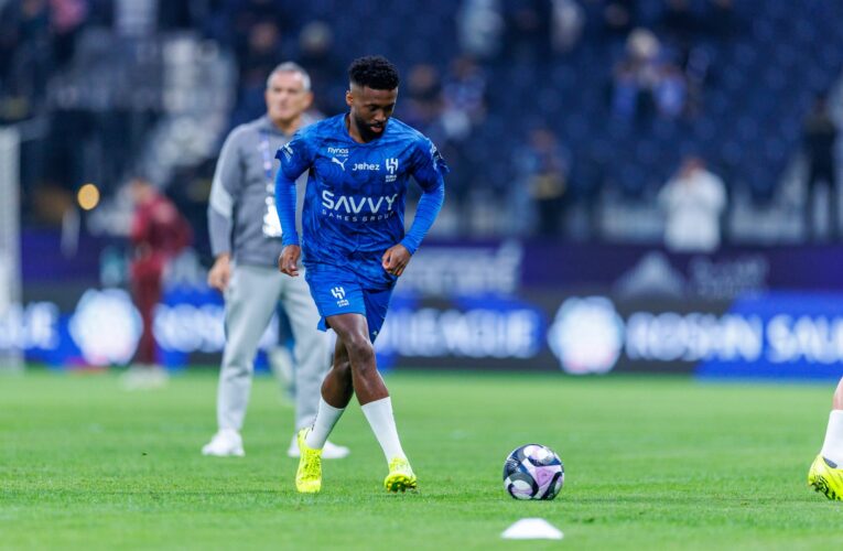 بثت الذعر في الملعب.. إصابة “مروعة” للاعب حمد اليامي خلال مباراة الهلال والتعاون