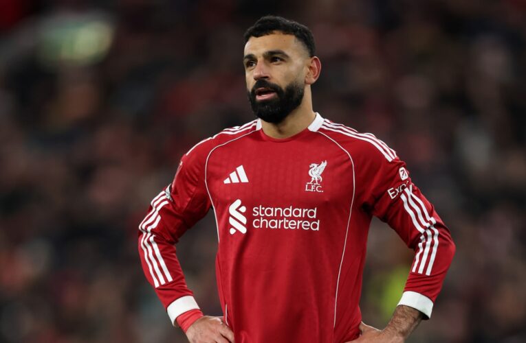 بصورة على إنستغرام.. لاعب ليفربول يستعرض خزانة ألقاب زميله محمد صلاح