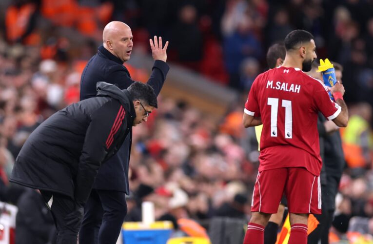 “ليس هو الوحيد”.. سلوت يدافع عن محمد صلاح بعد صيامه عن التهديف