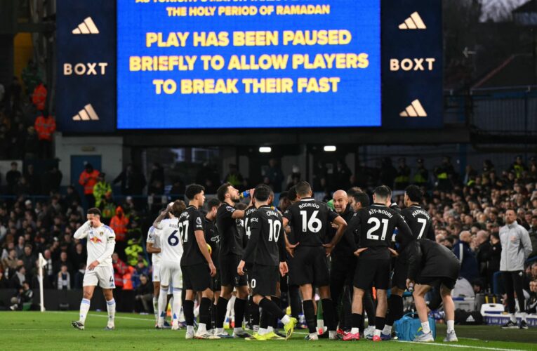 لقطات لكسر اللاعبين المسلمين صيامهم خلال مباراة مانشستر سيتي وليدز يونايتد