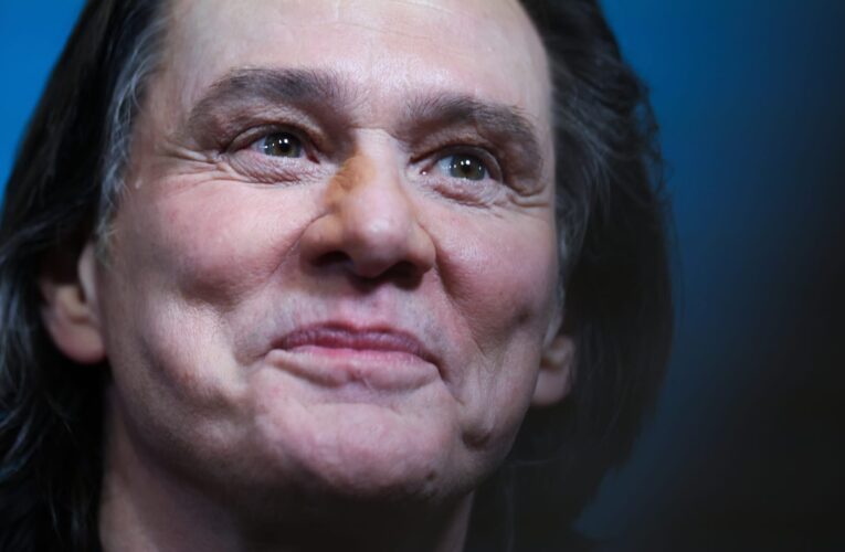 تغيّر ملامح وجه جيم كاري يثير التكهنات حول حقيقة حضوره لحفل جوائز “سيزار”