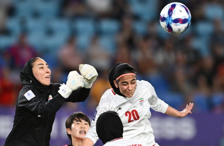 لاعبة كرة قدم إيرانية ببعثة المنتخب إلى أستراليا تعلق على ما يحدث ببلادها