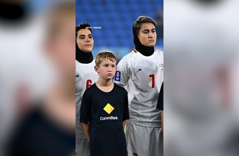 شاهد.. لاعبات منتخب إيران لكرة القدم يرفضن غناء النشيد الوطني
