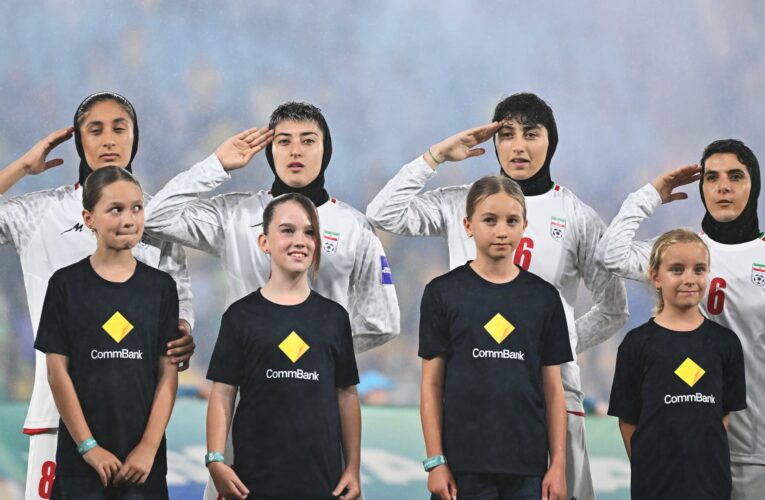 إجبار لاعبات منتخب إيران على غناء النشيد الوطني قبل مباراة في كأس آسيا