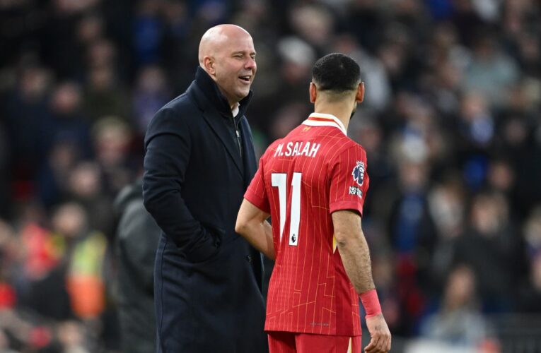 أرني سلوت يحث هذا اللاعب على الاقتداء بمحمد صلاح