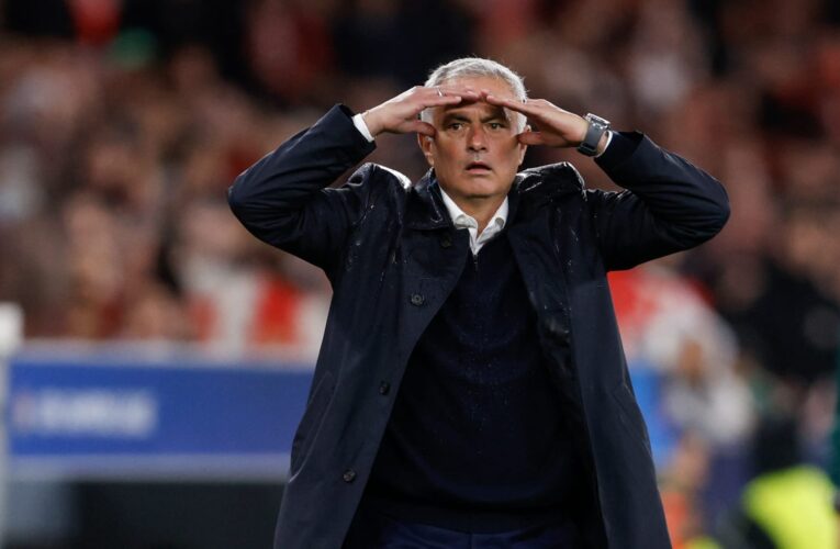 مورينيو يذرف الدموع خلال مباراة في الدوري البرتغالي لهذا السبب