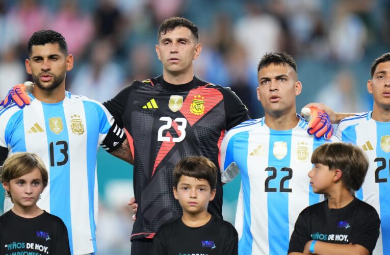 حارس منتخب الأرجنتين يوبّخ زملاءه بعد مباراة موريتانيا لهذا السبب