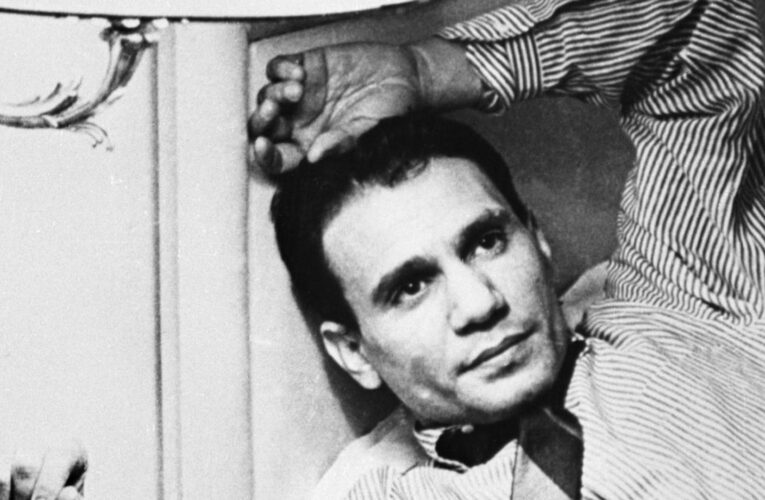 آخر ملوك مصر يزور منزل عبدالحليم حافظ عشية ذكرى وفاته الـ49