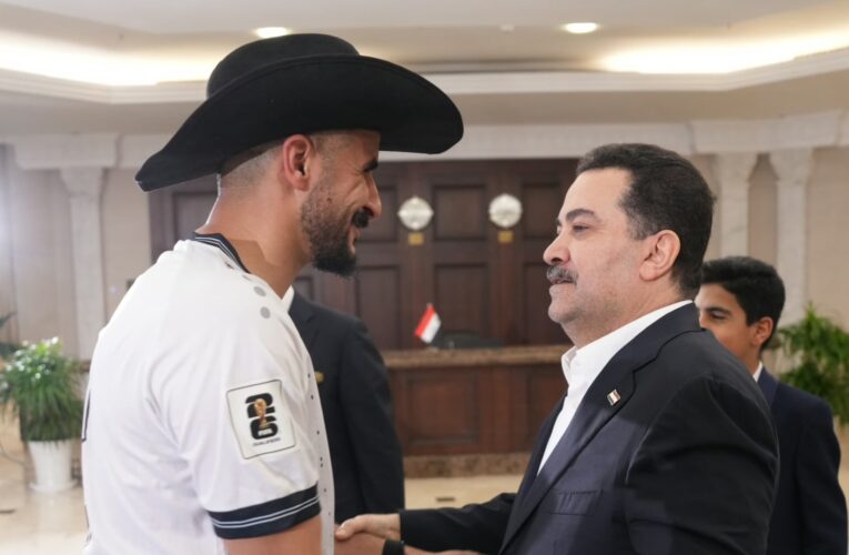 “مكسيكي؟!”.. رئيس وزراء العراق يمازح أيمن حسين خلال استقباله بعثة المنتخب