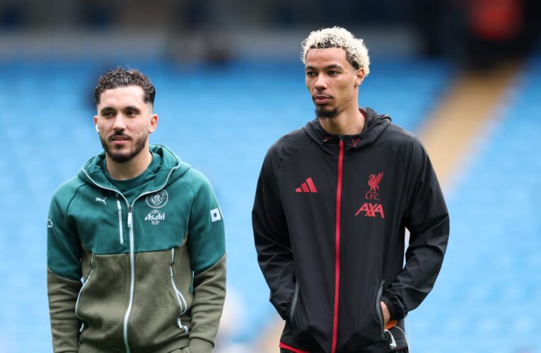 موقف “محرج” على دكة البدلاء..ريان شرقي يرتدي قميص لاعب ليفربول ثم يُطلب منه خلعه