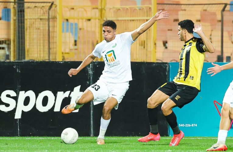 لقطة طريفة.. لاعب في الدوري المصري يقبّل رأس الحكم بعد احتساب هدف لفريقه