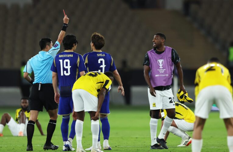 تصرف “صادم” من لاعب اتحاد جدة تجاه الحكم بعد الخسارة أمام ماتشيدا زيلفيا