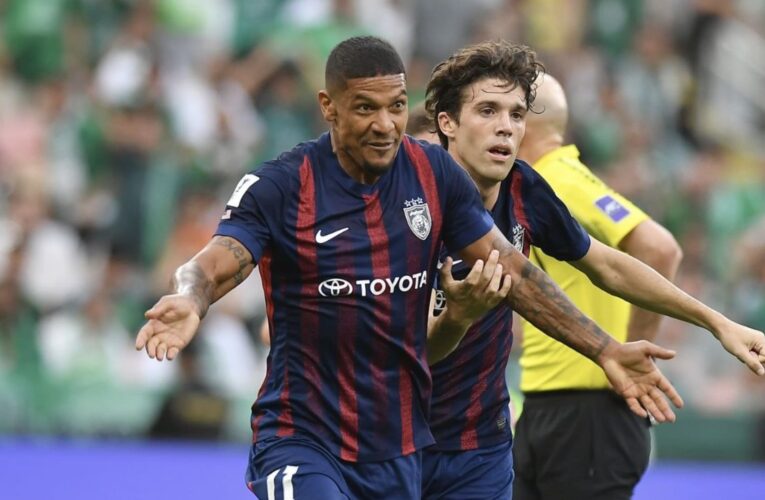 لفتة “إنسانية” من أهلي جدة تجاه لاعب جوهور بعد تعرضه لإصابة مروعة